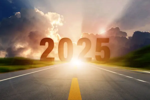 Yeni Yıl 2025 ya da basit bir kavram. 2025 Numarası asfalt yolun ortasında günbatımı konseptinde yazılmıştı. Planlama, hedefler, meydan okuma, yeni yıl çözümü.