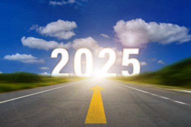 2025 yılına git. Mutlu yıllar 2025, Mutlu yıllar 2025 Otoyoldaki boş asfalt yolda numara