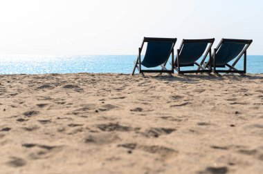 Kumsalda dinlenme zamanı. Kumsal şezlongları güneşli günlerde Tayland 'da gezginler için hazırlandı. Yaz tatili ve tatil