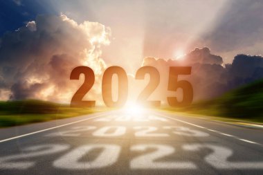 2025 yılbaşı seyahati ve gelecek vizyon konsepti. Eski yıl ve Yeni Yıl 'ın sayısı, asfalt yolda gün batımının veya gün doğumunun olduğu boş asfalt yoldaki orta yol üzerinde yazılı.