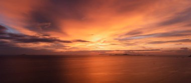 Tayland, Pattaya 'da tropikal denizde rüya gibi bir gün batımı. Güneş ışığından yansıyan su ile deniz manzarası. seyahat ve tatil için arka plan