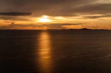 Tayland, Pattaya 'da tropikal denizde rüya gibi bir gün batımı. Güneş ışığından yansıyan su ile deniz manzarası. seyahat ve tatil için arka plan