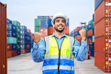 Başarılı lojistik çalışanlarının portresi havada el kaldırıyor. Başarı ve iş kavramlarının keyfini çıkarın