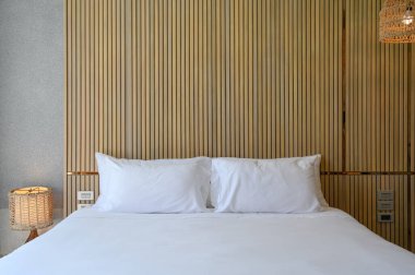 Modern yatak odasının iç dekorasyonu, ahşap çıtalarla dekore edilmiş.