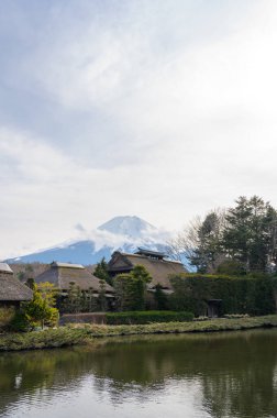 Oshino Hakkai Miras Köyü, Fuji Dağı 'nın arka planında eski bir Japon köyü. Mt. Geleneksel evlerden Fujisan manzarası, Yamanashi, Japonya