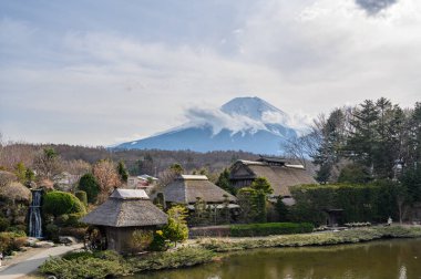 Oshino Hakkai Miras Köyü, Fuji Dağı 'nın arka planında eski bir Japon köyü. Mt. Geleneksel evlerden Fujisan manzarası, Yamanashi, Japonya
