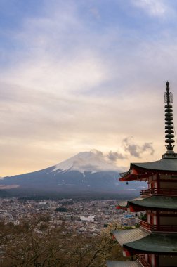 Chureito Pagoda ve Fuji Dağı 'nın gün batımında manzarası. Japonya 'daki Arakurayama Sengen Parkı' ndaki Fujisan Dağı manzarası çok güzel.