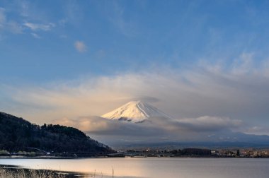 Japonya, Yamanashi 'deki Kawaguchiko Gölü' nde Fuji Dağı. Fujisan Dağı sabah tepesinde bulut tepesiyle