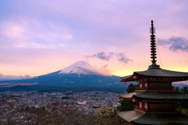 Chureito Pagoda ve Fuji Dağı 'nın gün batımında manzarası. Japonya 'daki Arakurayama Sengen Parkı' ndaki Fujisan Dağı manzarası çok güzel.
