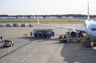 Narita, Japonya 9 Nisan 2025. United Airlines uçakları hizmet veriyor, Narita Uluslararası Havaalanı 'nın (NRT) yolcu kapısına park edildi.