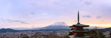 Chureito Pagoda Panorama Manzarası ve gün batımında Fuji Dağı manzaraları. Japonya 'daki Arakurayama Sengen Parkı' ndaki Fujisan Dağı manzarası çok güzel.