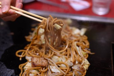 Demir tabakta Japon yakisobası, Japon mutfağı. Japon usulü kızarmış erişte.