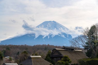 Oshino Hakkai Miras Köyü, Fuji Dağı 'nın arka planında eski bir Japon köyü. Mt. Geleneksel evlerden Fujisan manzarası, Yamanashi, Japonya