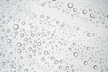 Camdaki yağmur damlaları, açık penceredeki yağmur damlaları