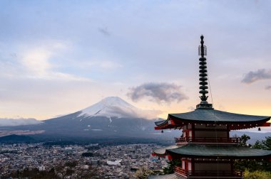 Chureito Pagoda ve Fuji Dağı 'nın gün batımında manzarası. Japonya 'daki Arakurayama Sengen Parkı' ndaki Fujisan Dağı manzarası çok güzel.