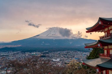 Chureito Pagoda ve Fuji Dağı 'nın gün batımında manzarası. Japonya 'daki Arakurayama Sengen Parkı' ndaki Fujisan Dağı manzarası çok güzel.