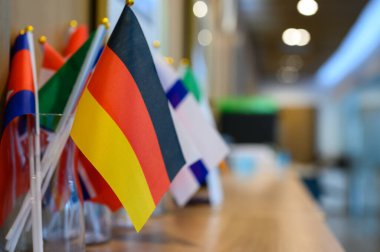 Almanya bayrağı ve dünya bayrakları metin için fotokopi alanı ile birlikte masada.