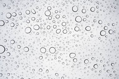 Camdaki yağmur damlaları, açık penceredeki yağmur damlaları