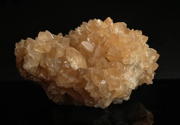 Mineral sarı kalsit koleksiyonu parça siyah arkaplan