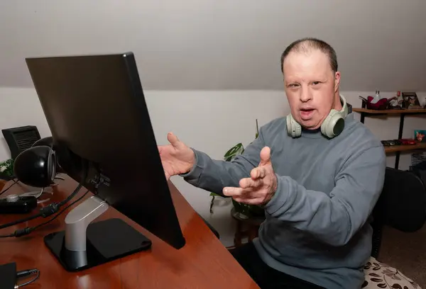 Down sendromlu yetişkin bilgisayarda çalışıyor.