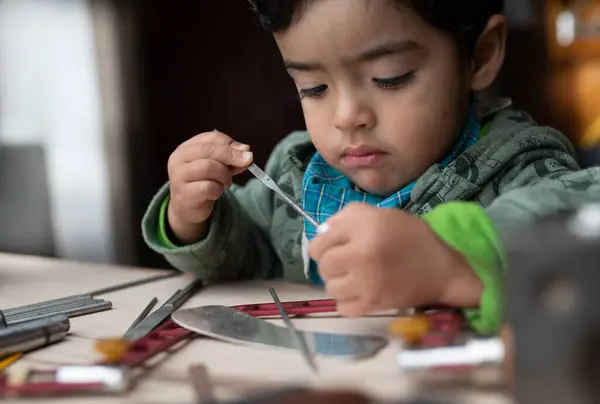 4 yaşında iyi motor becerileri olan bir çocuk.