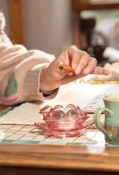 Holistik terapist mum yakıyor.