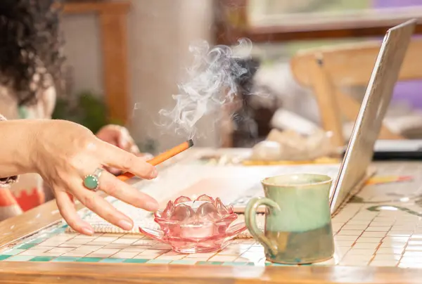 Ev ofisinde tütsü yakma çubuğu.