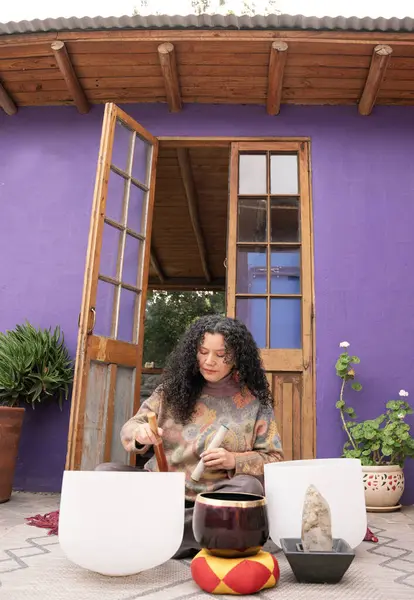 Ses iyileştirmek için şarkı söyleyen kadın.