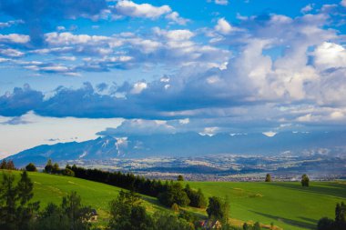 Güzel bir kırsal. Dağ baharı manzarası. Tatras 'taki otlaklar ve tepeler.