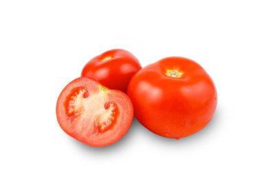 Beyaz arka planda taze kırmızı domatesler. Olgun sebzeler.