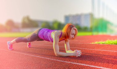 Aktif yaşam tarzı. Güzel, atletik bir kadın spor sahasında antrenman yapıyor..