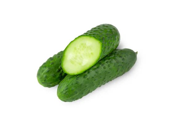 Beyaz Arka Planda Taze Yeşil Salatalıklar Var Doğranmış Salatalık — Stok fotoğraf