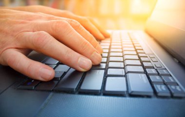 Olgun kadın elleri ve dizüstü bilgisayarı. Yaşlı kadın dizüstü bilgisayar kullanıyor. Yaşlı insanlar dizüstü bilgisayar kullanmayı öğrenirler. Yaşlıların aktif yaşam ve çevrimiçi iletişim kavramı.