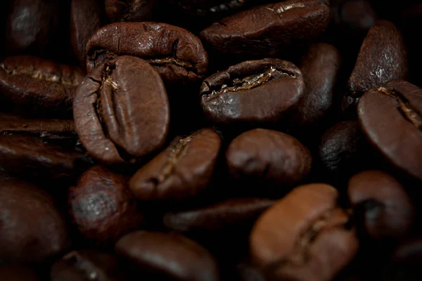 コーヒーの背景 焙煎したコーヒー豆が閉じます 柔らかく選択的な焦点 — ストック写真