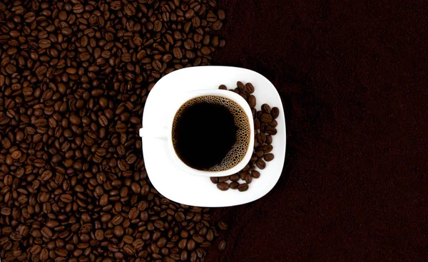 Kahve Çekirdeği Öğütülmüş Kahvenin Arka Planında Bir Fincan Kahve Taze — Stok fotoğraf