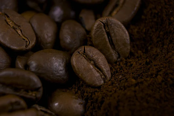 焙煎したコーヒーを閉じます コーヒーの背景 ソフトフォーカス — ストック写真