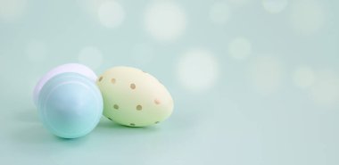 Fotokopi alanı olan Paskalya bayramı kompozisyonu. Mavi arka planda Paskalya yumurtaları.