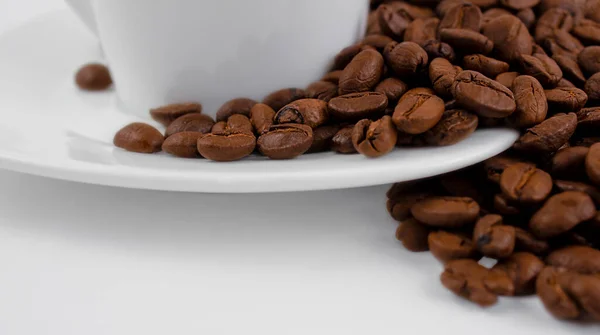 Geröstete Kaffeebohnen Auf Einer Weißen Untertasse Aus Nächster Nähe Eine — Stockfoto