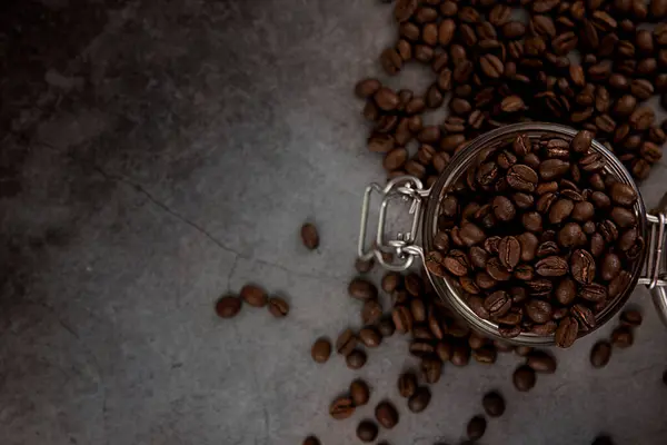 灰色の背景にガラス瓶の中のコーヒー豆 コピースペース コーヒーの背景 — ストック写真