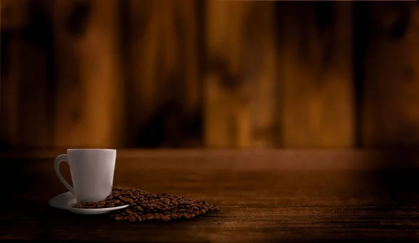 Eine Tasse Kaffee Und Kaffeebohnen Auf Einem Hölzernen Hintergrund Kopierraum — Stockfoto