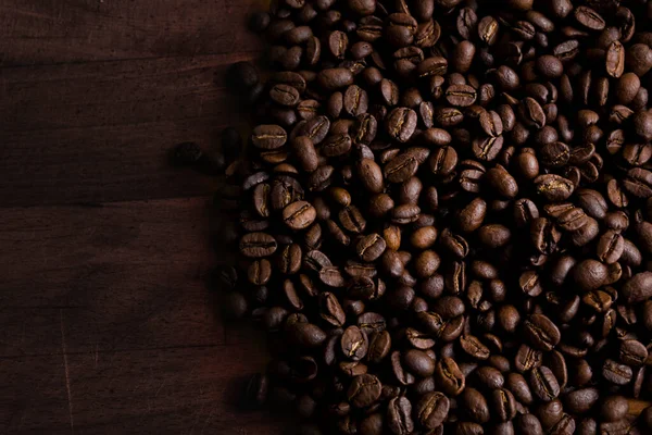 木製の壁の背景にコーヒー豆 コーヒーは一日の始まりとして — ストック写真