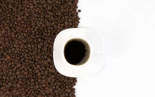 Tasse Kaffee Mit Kaffeebohnen Auf Weißem Hintergrund Draufsicht — Stockfoto