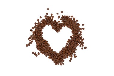 Beyaz arka planda izole edilmiş kalp şeklinde kahve çekirdekleri. kırpma yolu
