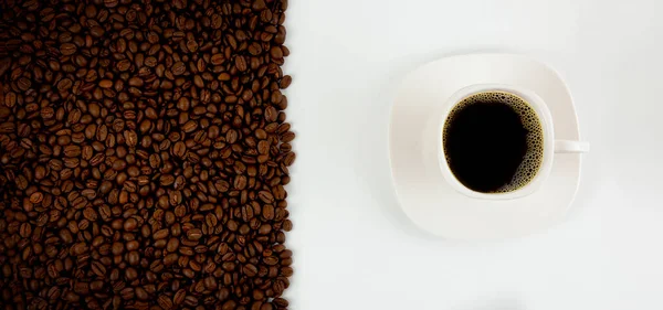 コーヒー豆の背景 白い背景にコーヒー豆 コピースペース — ストック写真
