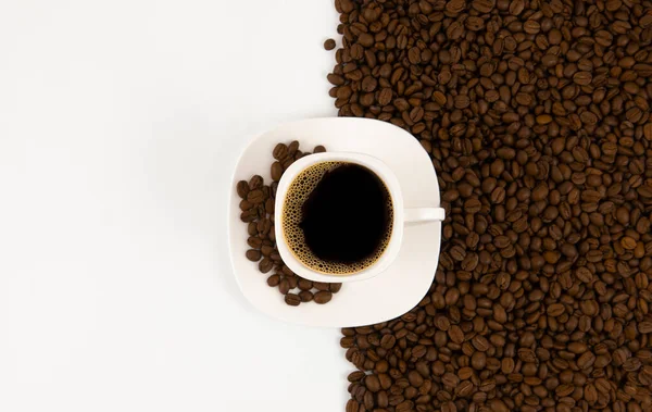 コーヒー豆の背景 白い背景にコーヒー豆 コピースペース — ストック写真