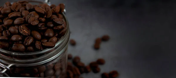 ガラス瓶の中でコーヒー豆をロースト 閉じます スペースのコピー — ストック写真