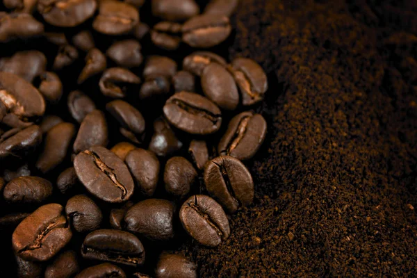 Kaffeehintergrund Kaffeebohnen Und Gemahlener Kaffee Aus Nächster Nähe — Stockfoto