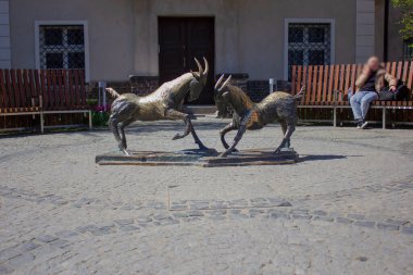 Pozna, Polonya - 22 Nisan 2023: Kolegiacki Meydanı 'nda Kozio ki heykeli. Pozna şehrinin sembolü .