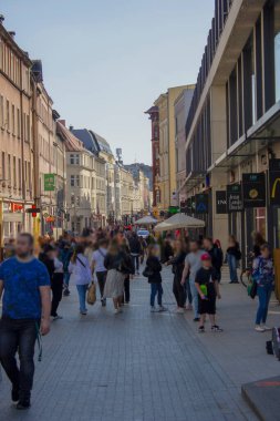 Poznan, Polonya - 22 Nisan 2023: Poznan 'da kalabalık Pulwiejska Caddesi. Yerel sakinler ve turistler için dinlenme yeri.