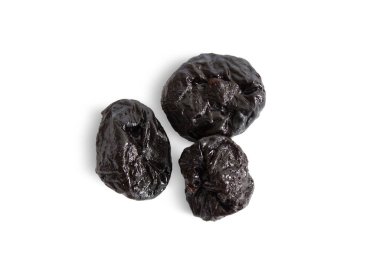 Prune beyaz arka planda izole edildi. Kurutulmuş meyve. Yukarıdan görüntüle.